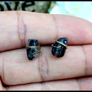 Black gemstone wrap stud earrings